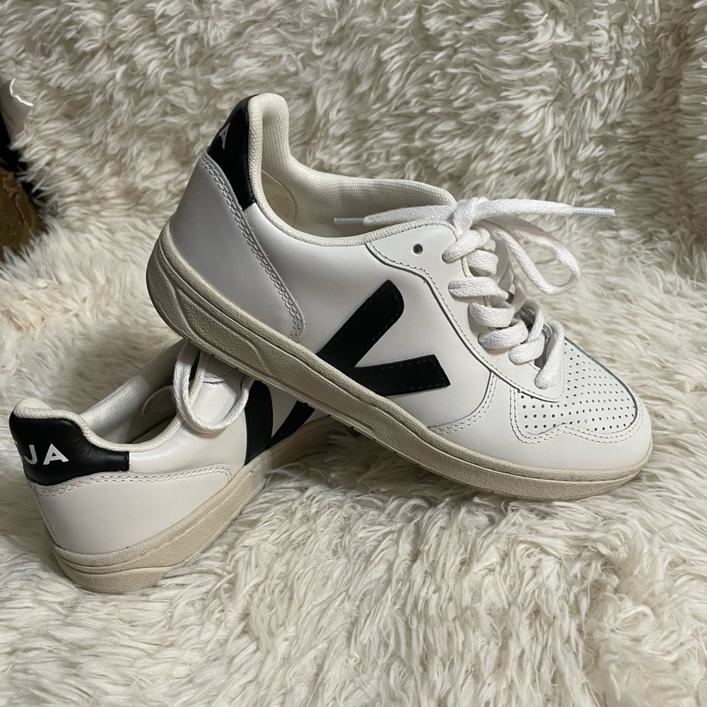 Veja V-10 Sneaker